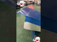 Nivelateur de quai bleu avec lèvre rétractable