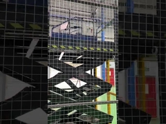 Installation d'une table élévatrice à ciseaux stationnaire dans l'entrepôt du client pour le chargement et le déchargement