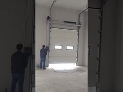 Nivelateur de quai et porte sectionnelle