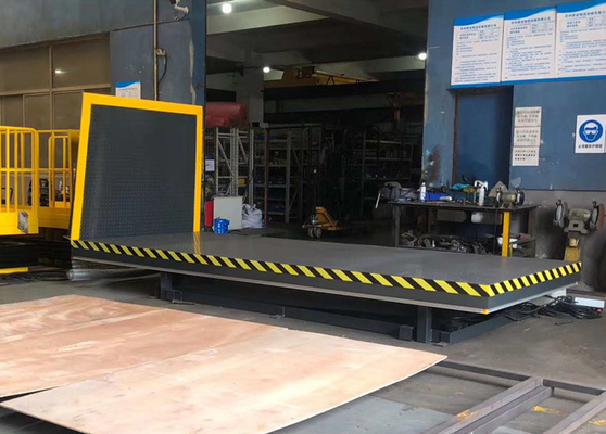 Hydraulic Scissor Loading Dock Lifts 2000*4000MM Platform Which Installed In Wharehouse Loading Bay