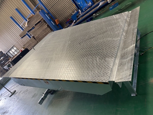 8T 2000×2500mm Hinged Lip Hot Dip Galvanized Hydraulic Dock Levelers