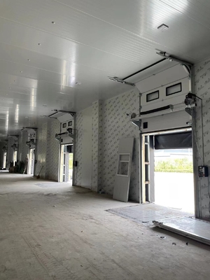 Porte sectionnelle industrielle électrique à ouverture automatique, vitesse 0,25 m/s