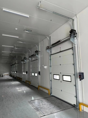 La porte sectionnelle aérienne est l'une des portes industrielles les plus utilisées à l'heure actuelle
