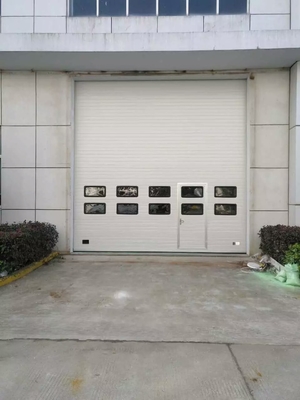Les portes de garage sectionnelles sont adaptées aux applications où la durabilité, la fiabilité et l'économie sont des priorités