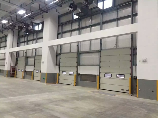 Les portes sectionnelles s'ouvrent verticalement et sont suspendues sous le plafond, de sorte que l'espace extérieur et intérieur peut être utilisé