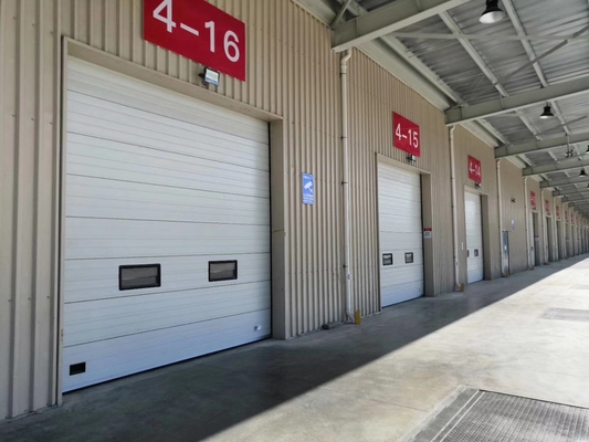 Porte sectionnelle donne le maximum d'entraînement à travers la largeur et la hauteur lorsqu'elle est ouverte contrairement aux autres portes de garage
